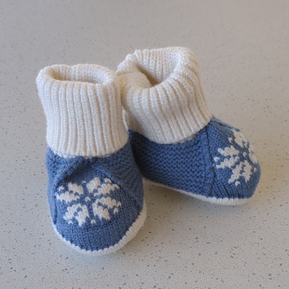 Cozy Blue and White Kids Booties, Knit, Snowflake Design